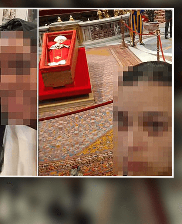 Menschen machen Selfies am Sarg von Papst Franziskus.