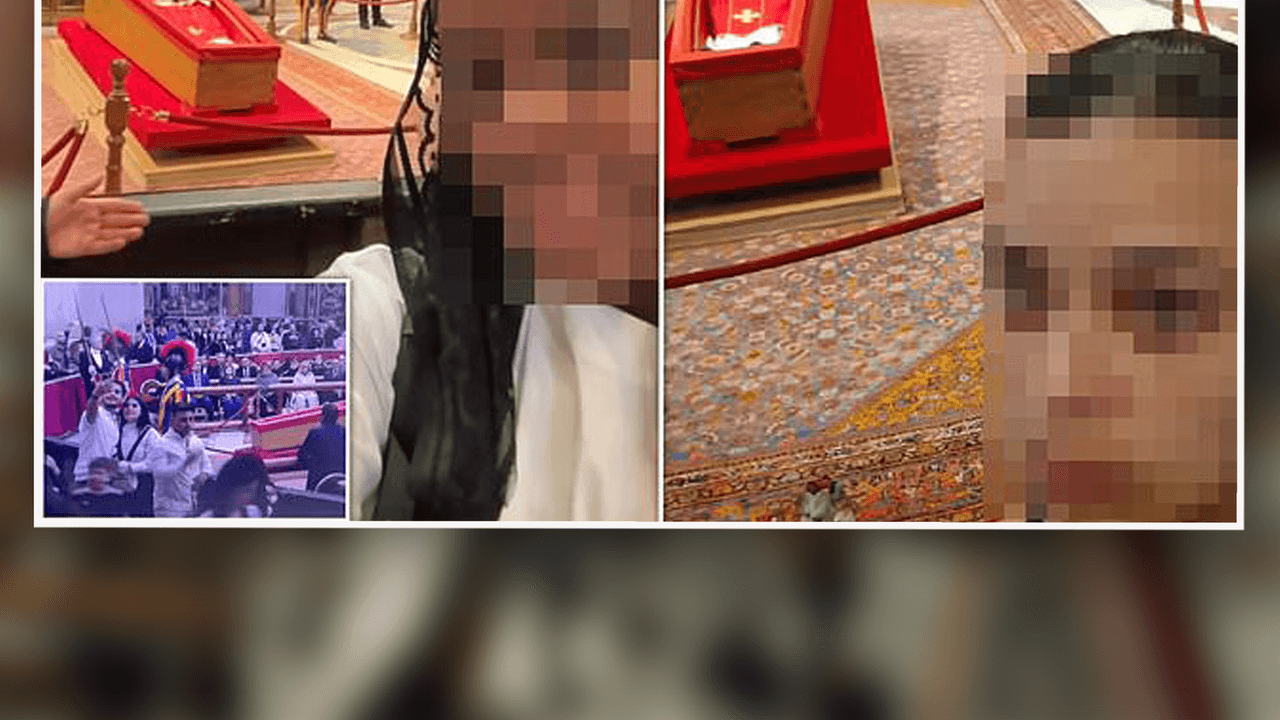 Menschen machen Selfies am Sarg von Papst Franziskus.