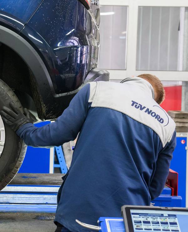 Ein Auto wird beim TÜV Nord durchgecheckt.