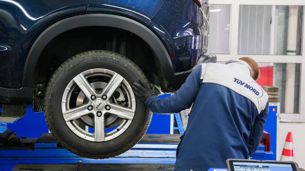 Ein Auto wird beim TÜV Nord durchgecheckt.