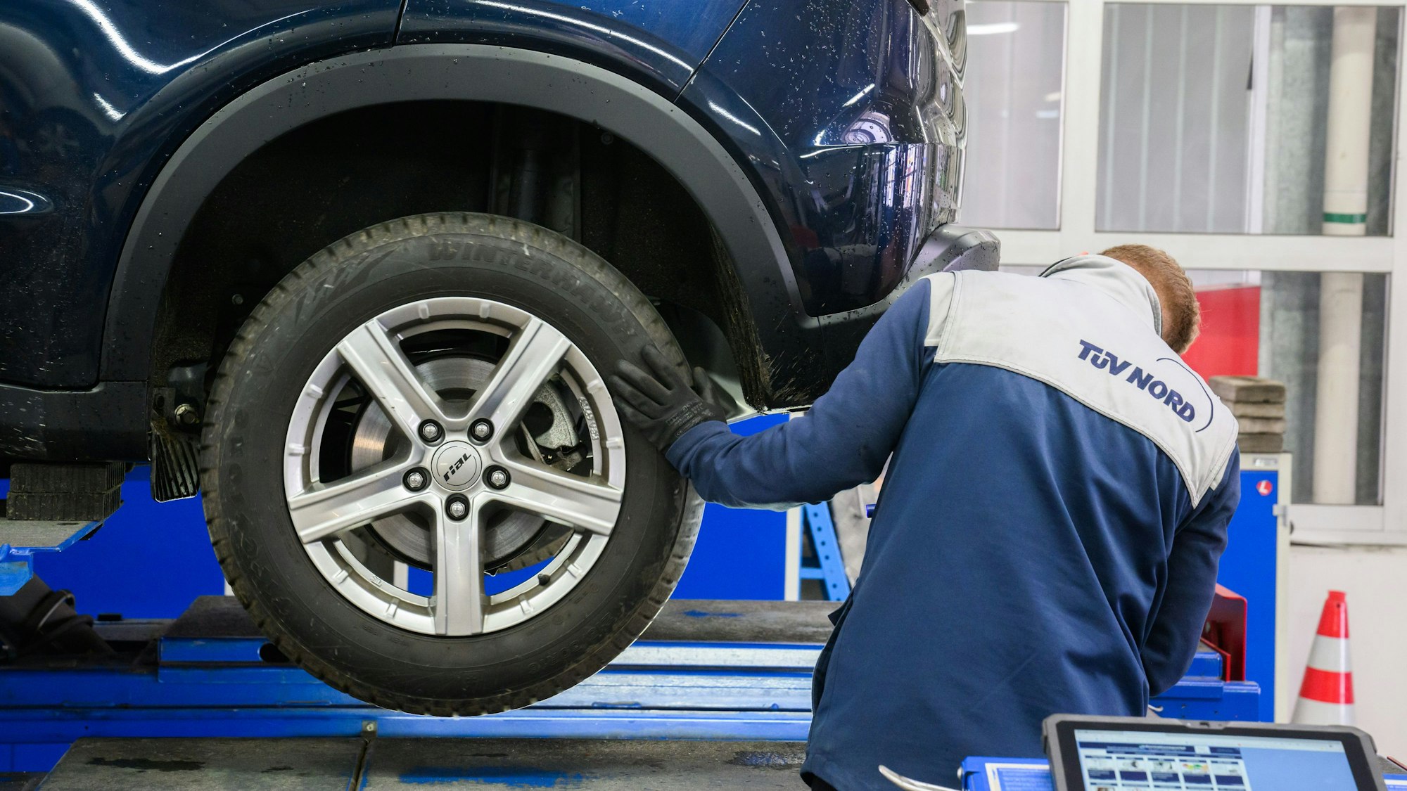 Ein Auto wird beim TÜV Nord durchgecheckt.