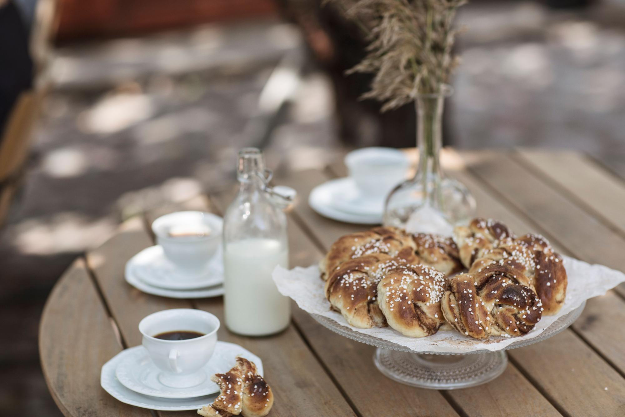 Eine „Fika“ mit Kafee und Zimtschnecken gehört zu jeden Schwedenurlaub dazu.