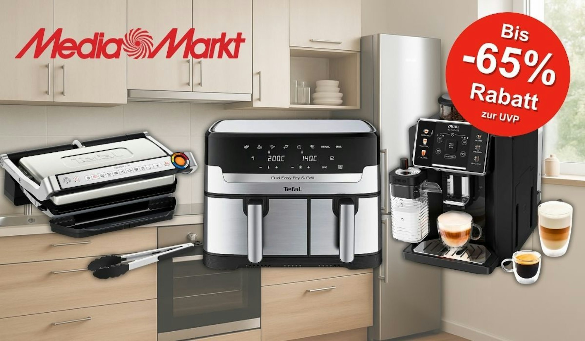 Ein Kontaktgrill von Tefal, eine Heißluftfritteuse von Tefal und ein Kaffeevollautomat von Krups vor einem Küchen-Hintergund.