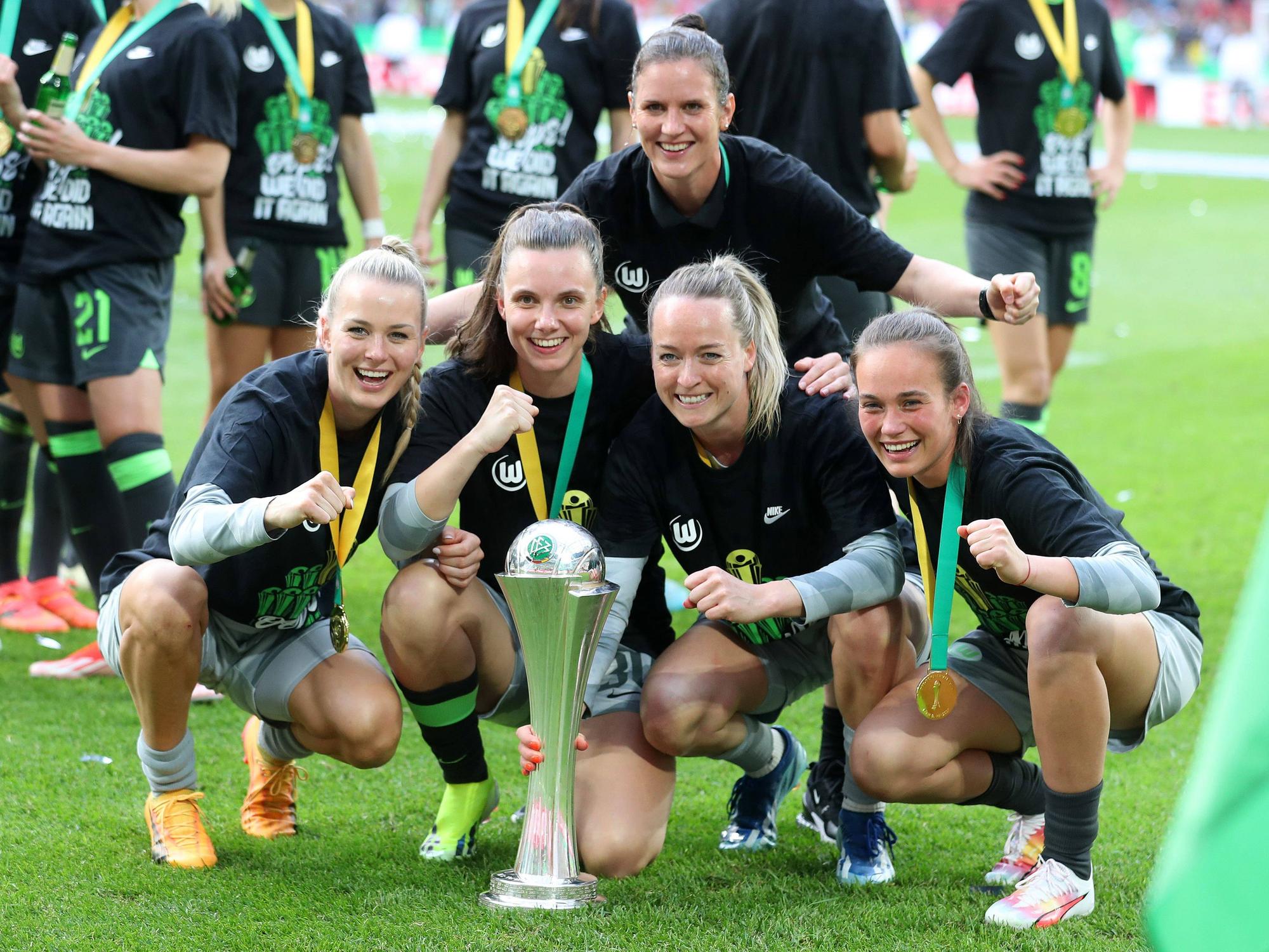 Merle Frohms, Vievien Endemann, Lisa Schmitz und Riola Xhemaili posieren mit dem DFB-Pokal der Frauen.