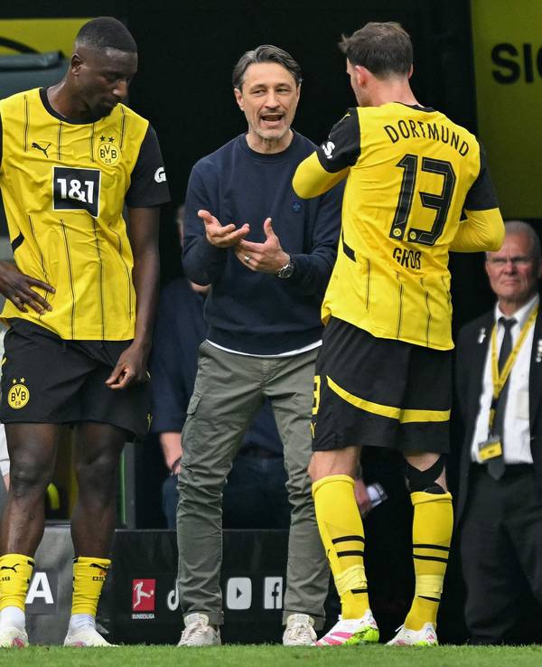 Niko Kovac erklärt Pascal Groß an der Seitenlinie etwas, Serhou Guirassy steht daneben.