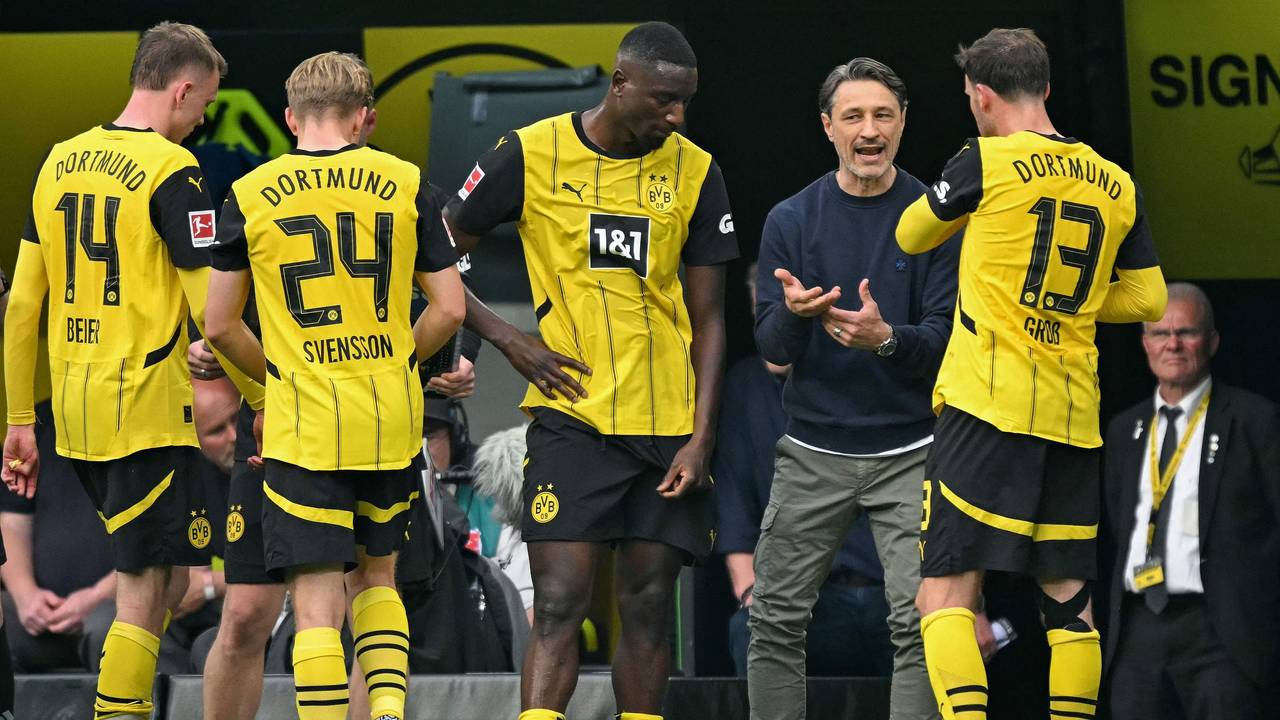 Niko Kovac erklärt Pascal Groß an der Seitenlinie etwas, Serhou Guirassy steht daneben.