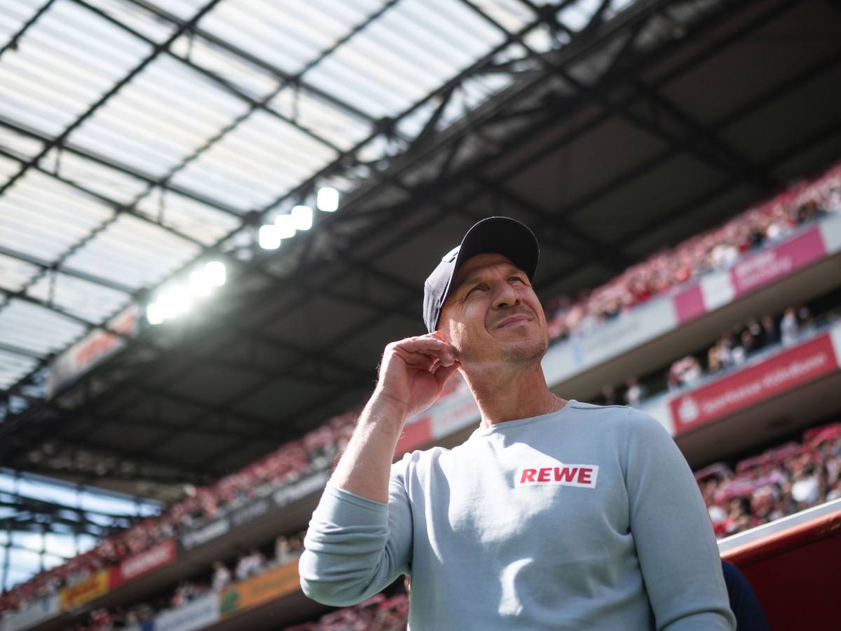 Kölns Trainer Gerhard Struber blickt vor der Partie in die Runde.