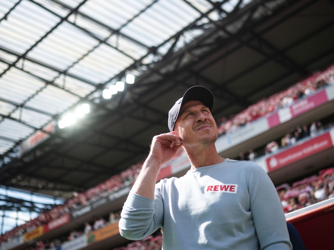 Kölns Trainer Gerhard Struber blickt vor der Partie in die Runde.
