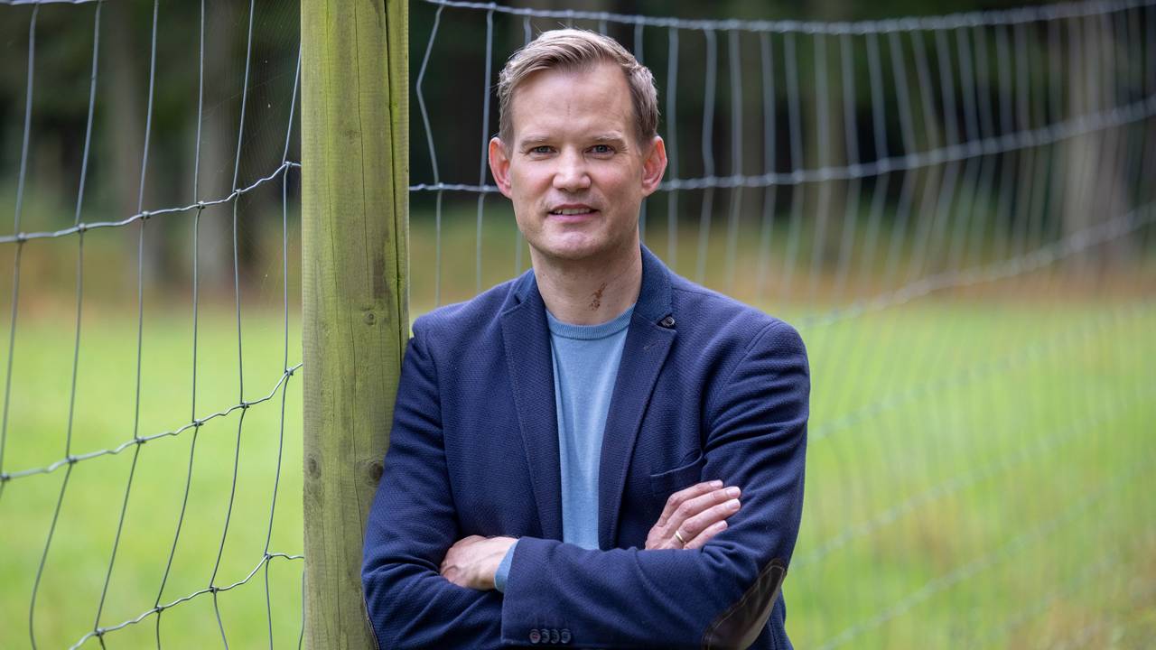 Der Bonner Virologe Hendrik Streeck bei einem Spaziergang durch den Kottenforst.