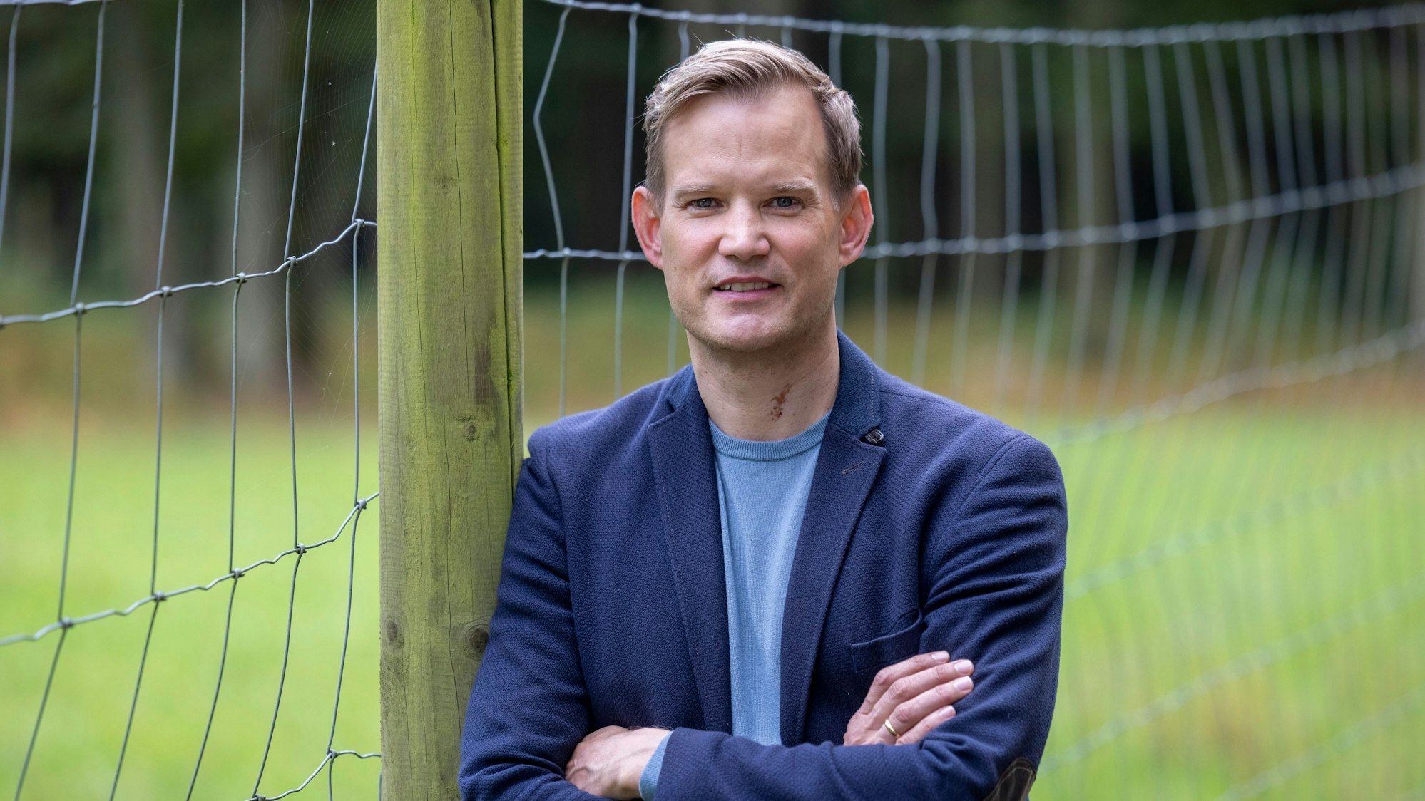 Der Bonner Virologe Hendrik Streeck bei einem Spaziergang durch den Kottenforst.