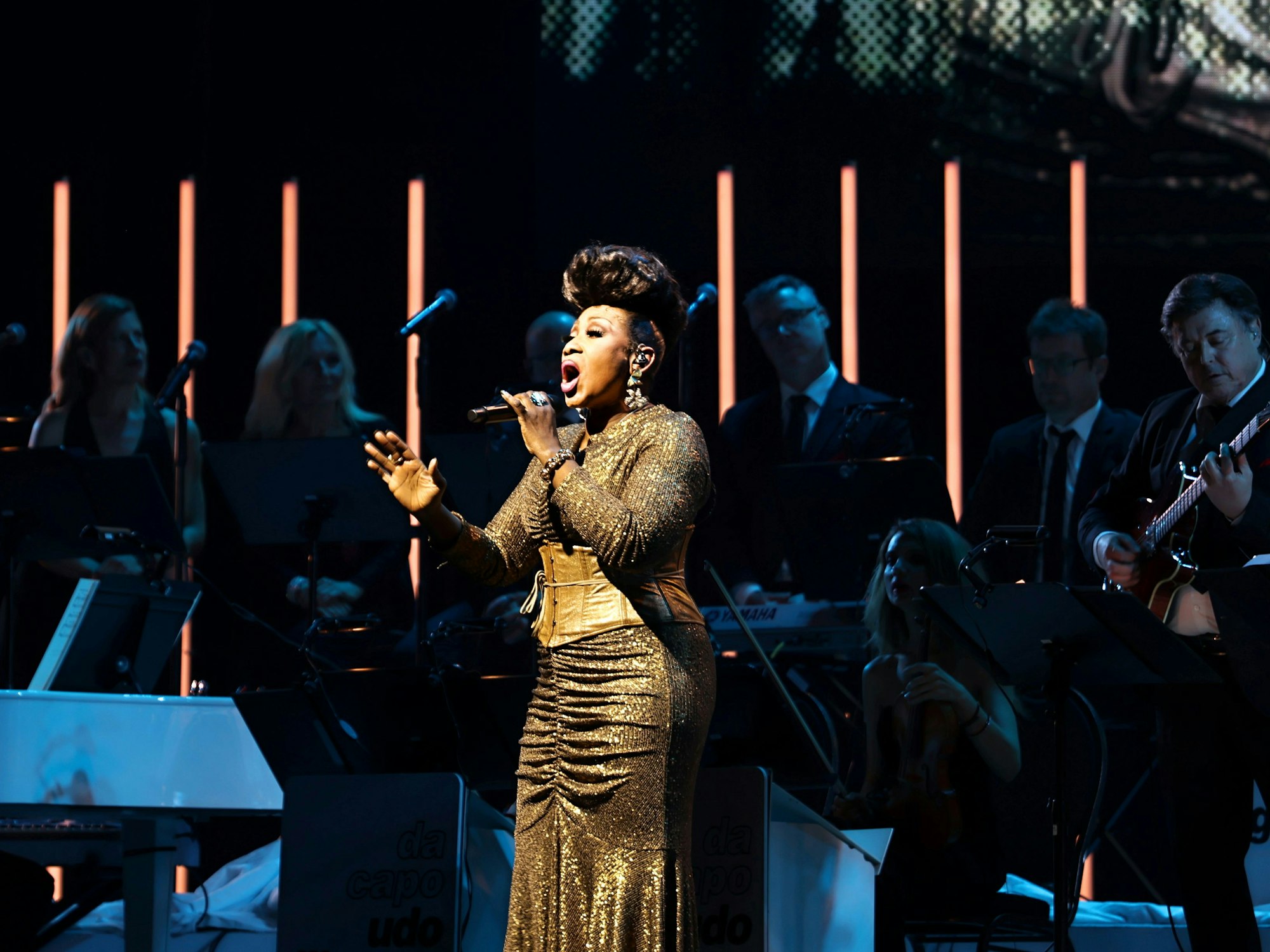 Dorothea Lorene singt auf der Bühne der Lanxess-Arena.