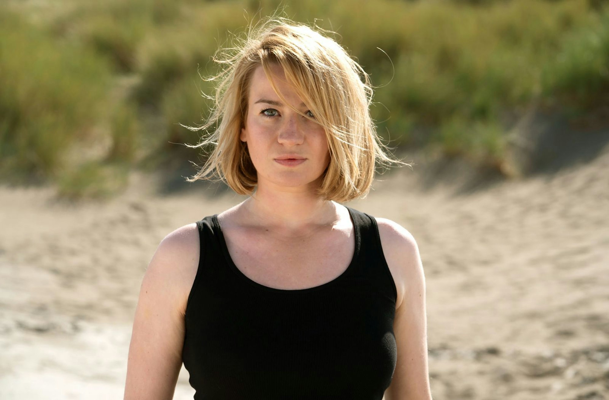 Ein großer Erfolg und künstlerischer Triumph war für Nina Gummich Ende 2022 der ARD-Zweiteiler „Alice“, in der sie die deutsche Frauenrechtlerin Alice Schwarzer spielte. Der Zweiteiler erhielt exzellente Kritiken und Gummich eine Grimme-Preis-Nominierung. (Bild: rbb / Alexander Fischerkoesen)