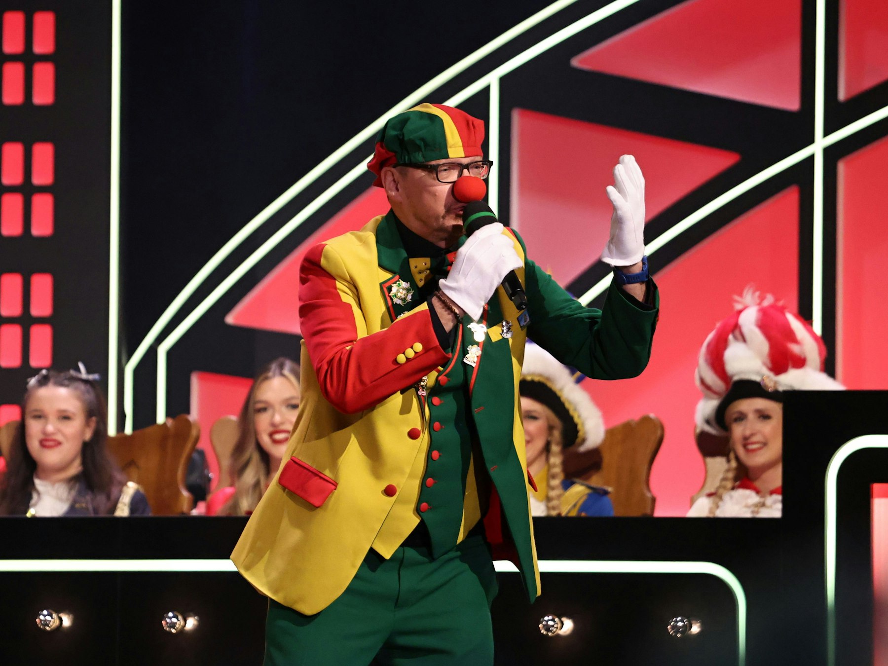 Jörg Runge als Tuppes vum Land beim Auftritt.