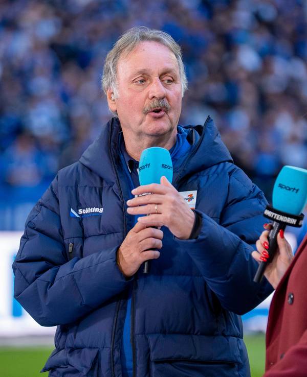 Peter Neururer beim Schalke-Heimspiel gegen den HSV im Gespräch mit Sport1-Moderatorin Katharina Kleinfeldt.