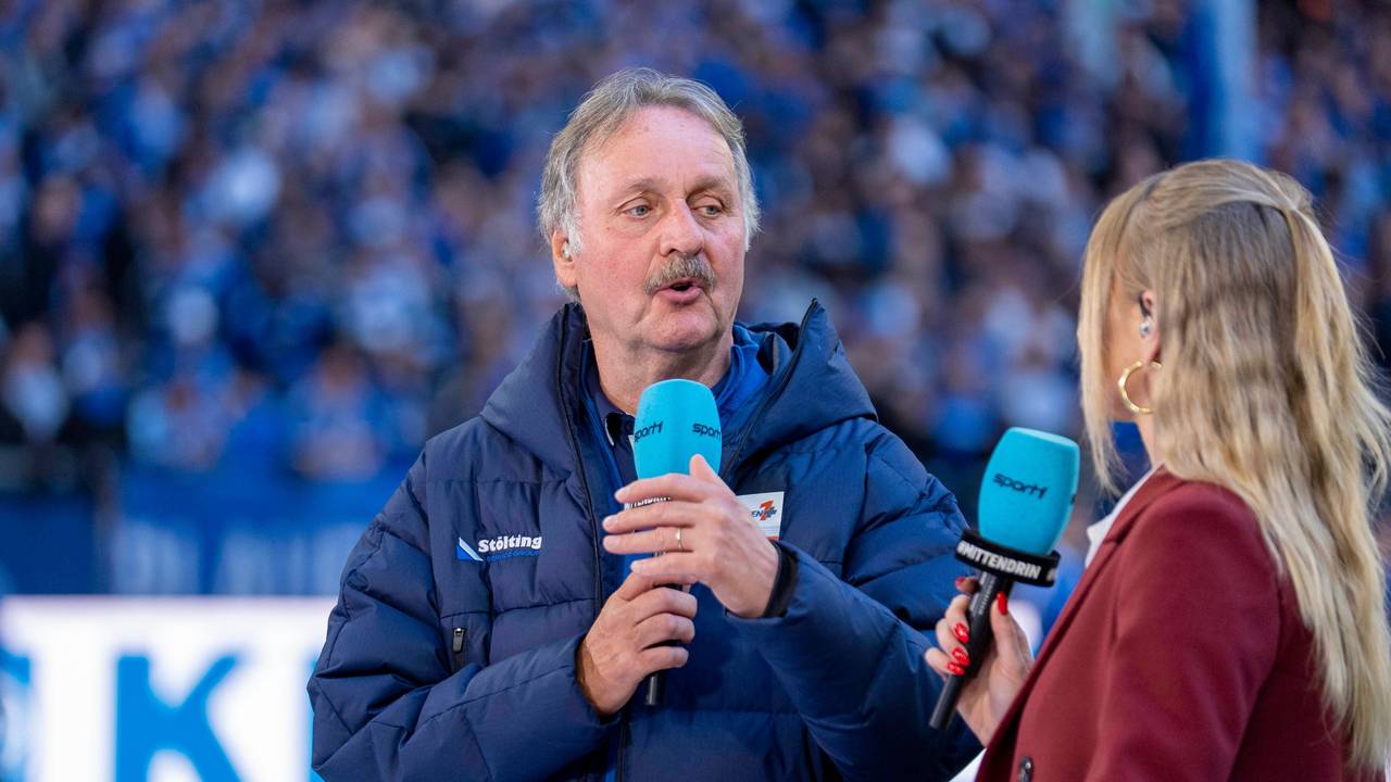 Peter Neururer beim Schalke-Heimspiel gegen den HSV im Gespräch mit Sport1-Moderatorin Katharina Kleinfeldt.