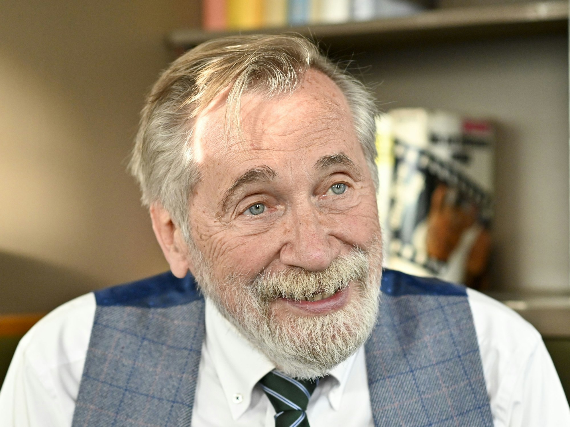 In mehr als 60 Jahren Fernsehtätigkeit hatte sich Peter Rapp mit Schlagfertigkeit und Humor einen Status als Kultmoderator erarbeitet. Peter Rapp, der Moderator der ehemaligen TV-Show ´Tele-As», ist im Alter von 81 Jahren gestorben.