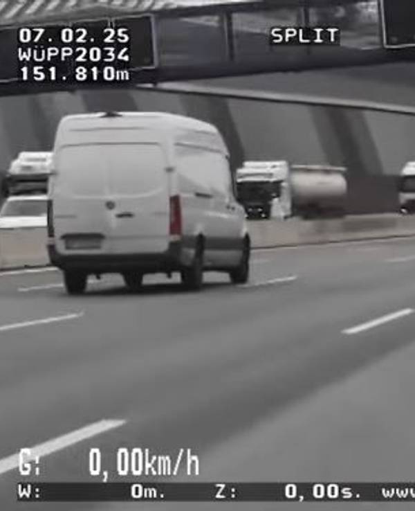 Dieser Transporter fährt dauerhaft auf der Mittelspur.