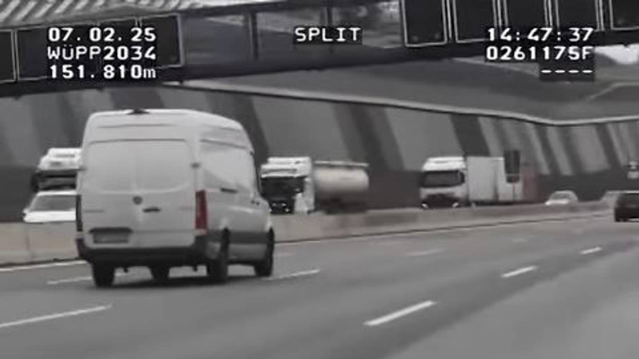 Dieser Transporter fährt dauerhaft auf der Mittelspur.