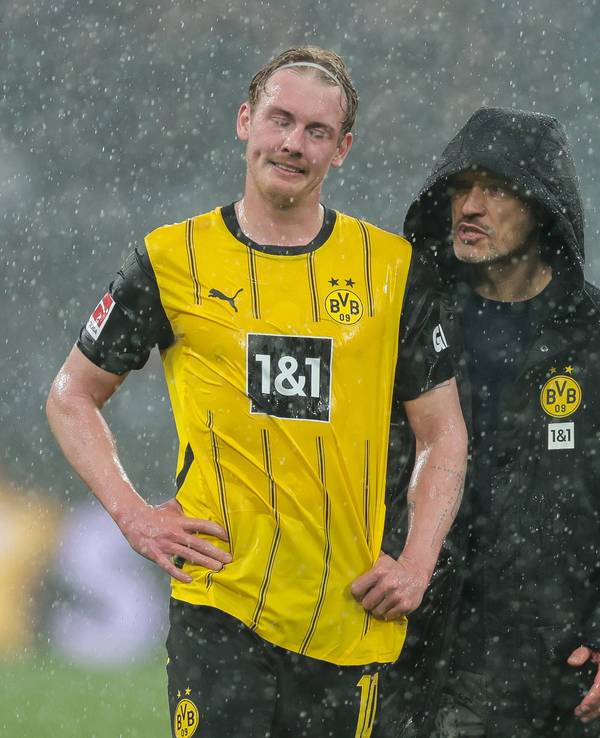 Niko Kovac und Julian Brandt nach einem Spiel im Regen.