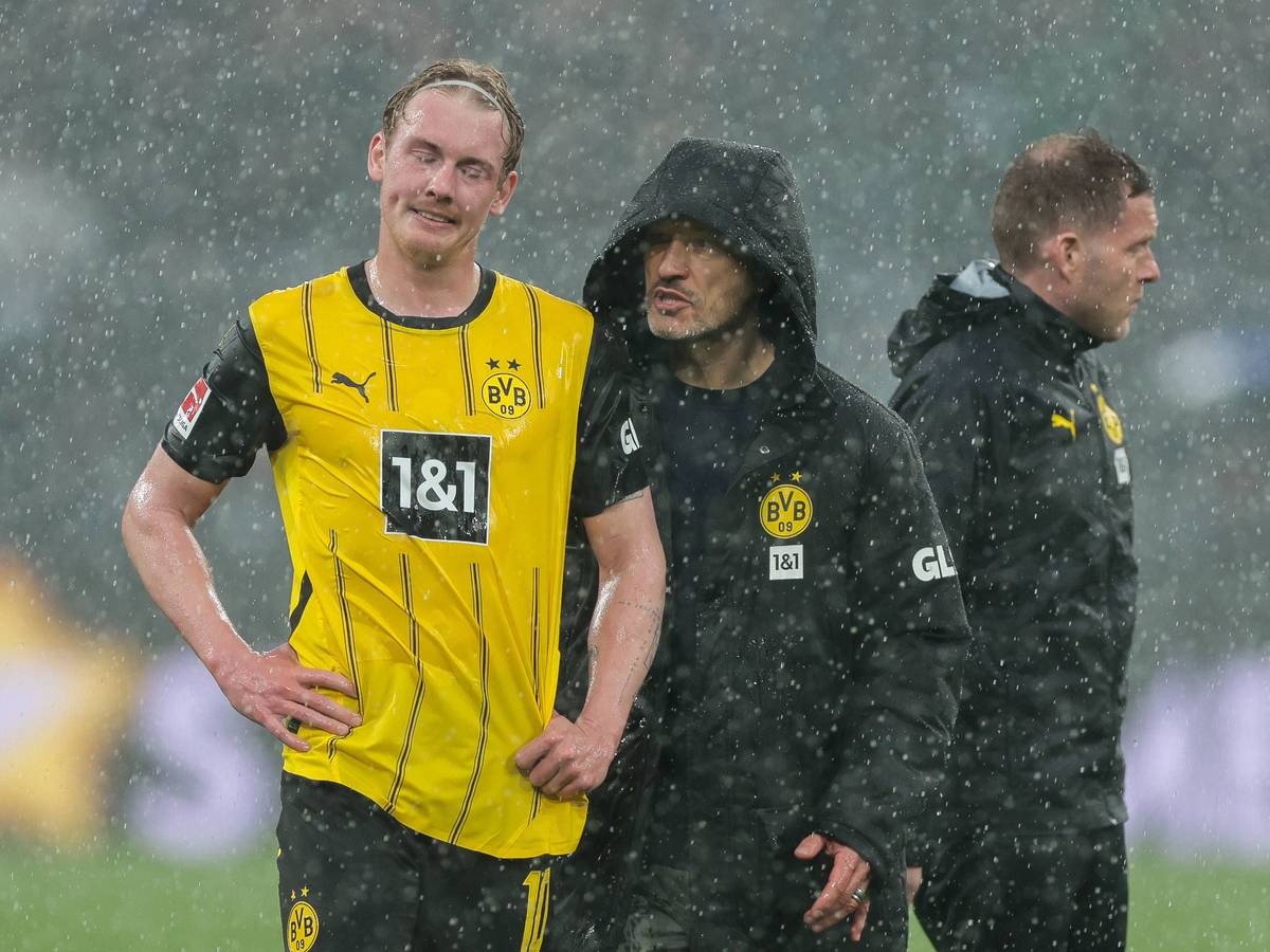 Niko Kovac und Julian Brandt nach einem Spiel im Regen.