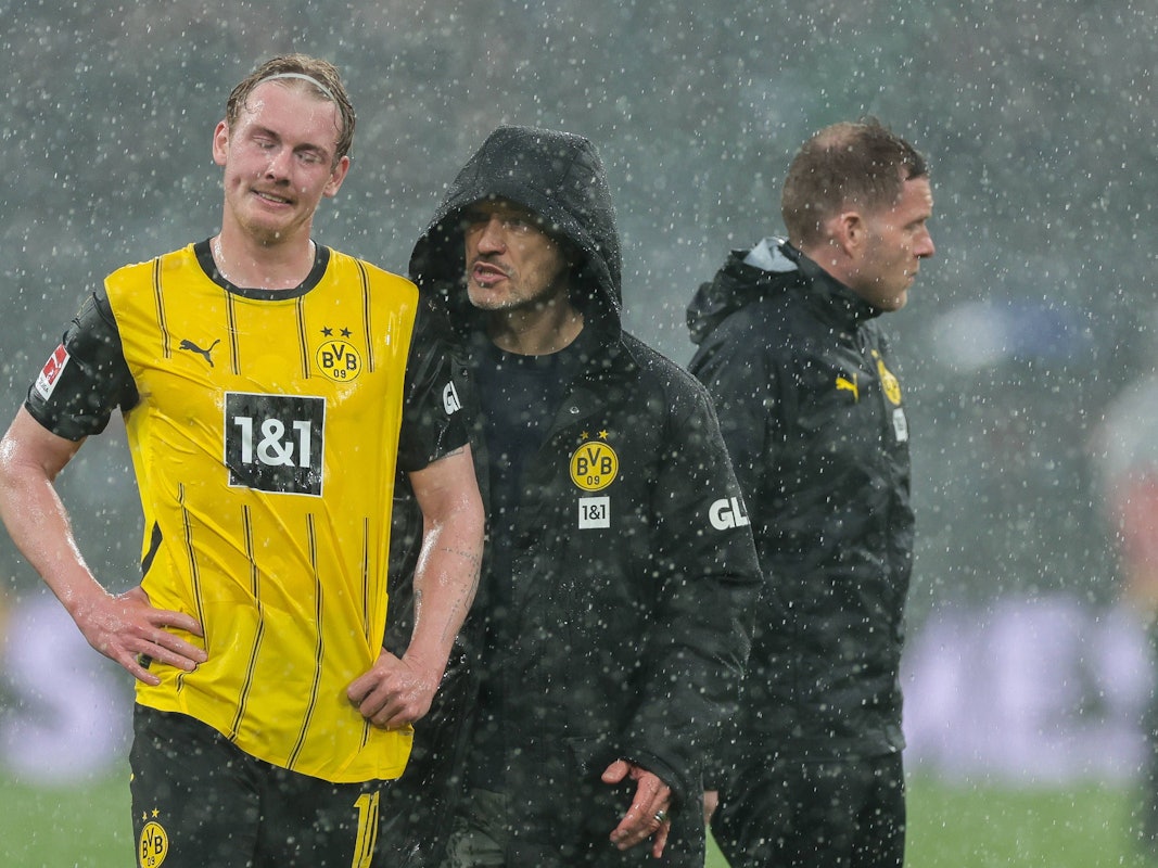 Niko Kovac und Julian Brandt nach einem Spiel im Regen.