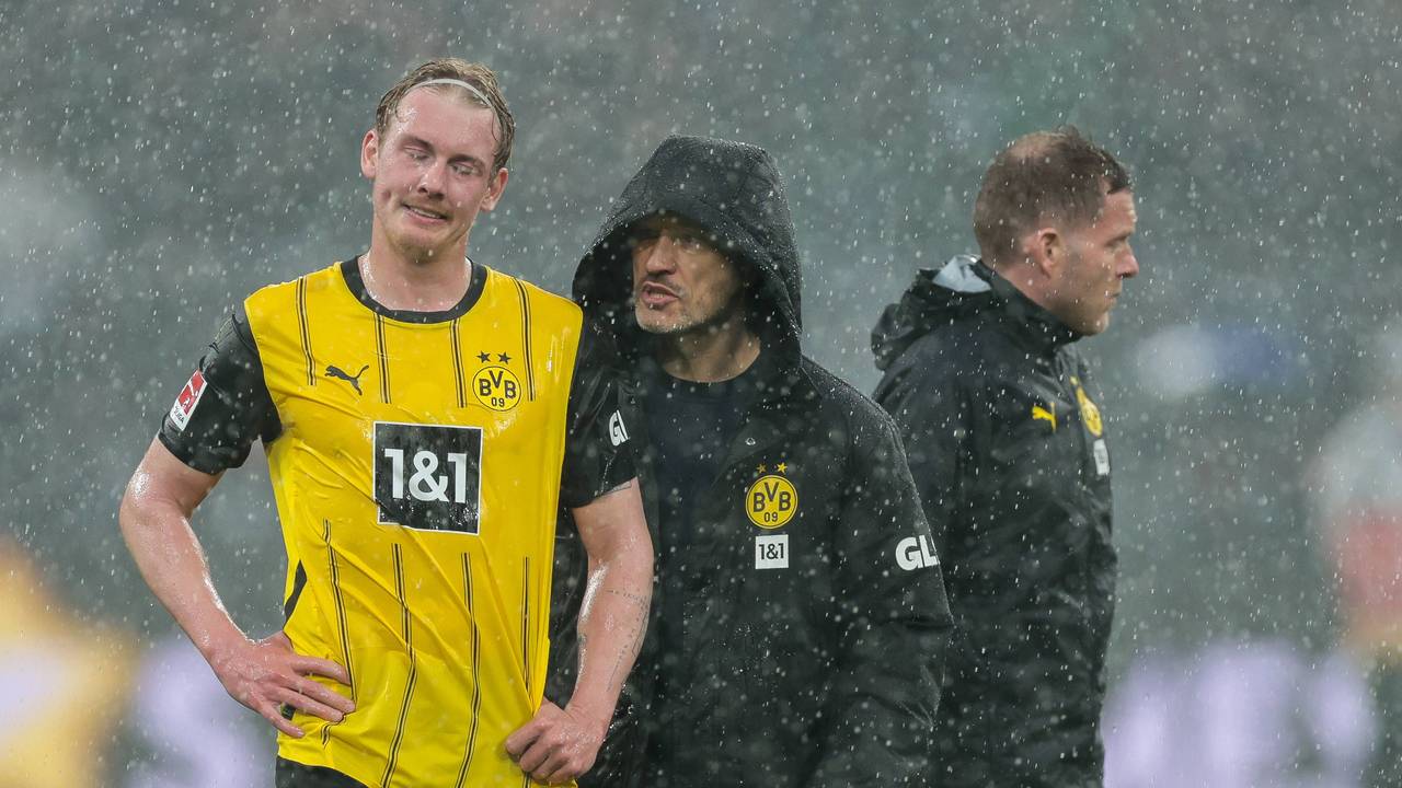 Niko Kovac und Julian Brandt nach einem Spiel im Regen.