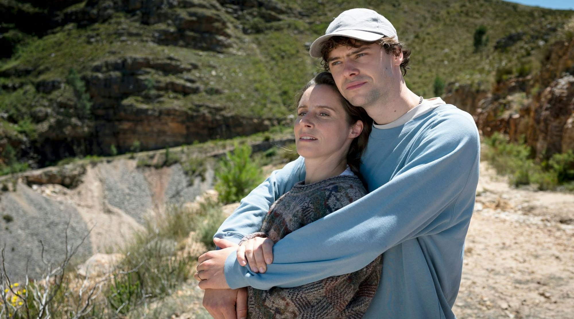 Das deutsch-israelische Paar Ursula (Amelie Kiefer) und Jona (Thomas Prenn) scheint eine harmonische Beziehung zu führen. Zumindest, so erfährt man, ist es eine leidenschaftliche Ehe. (Bild: ARD Degeto Film/BR/Westside Filmproduktion GmbH/Joe Alblas)