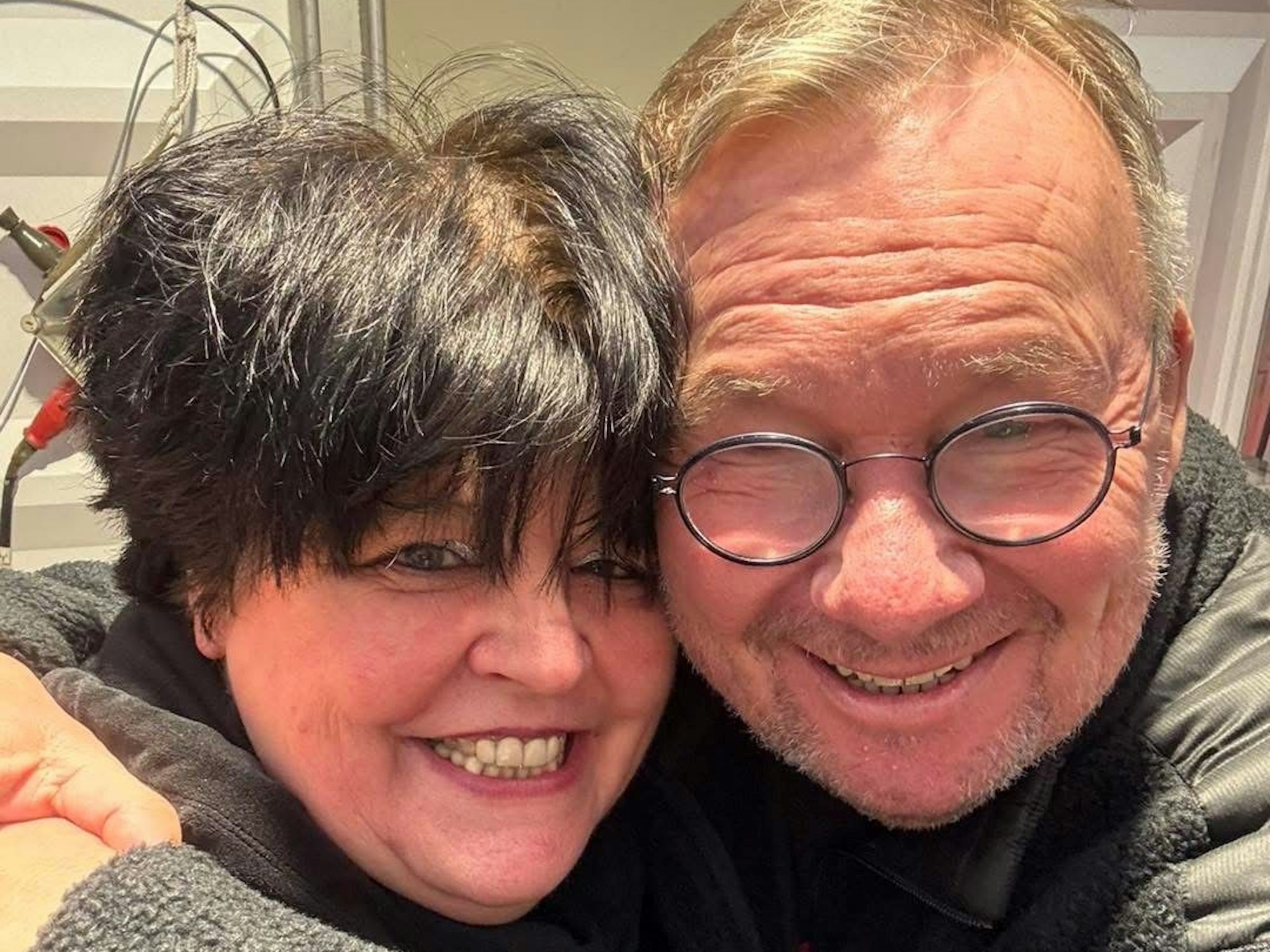 Bernd Stelter umarmt Ingrid Kühne.