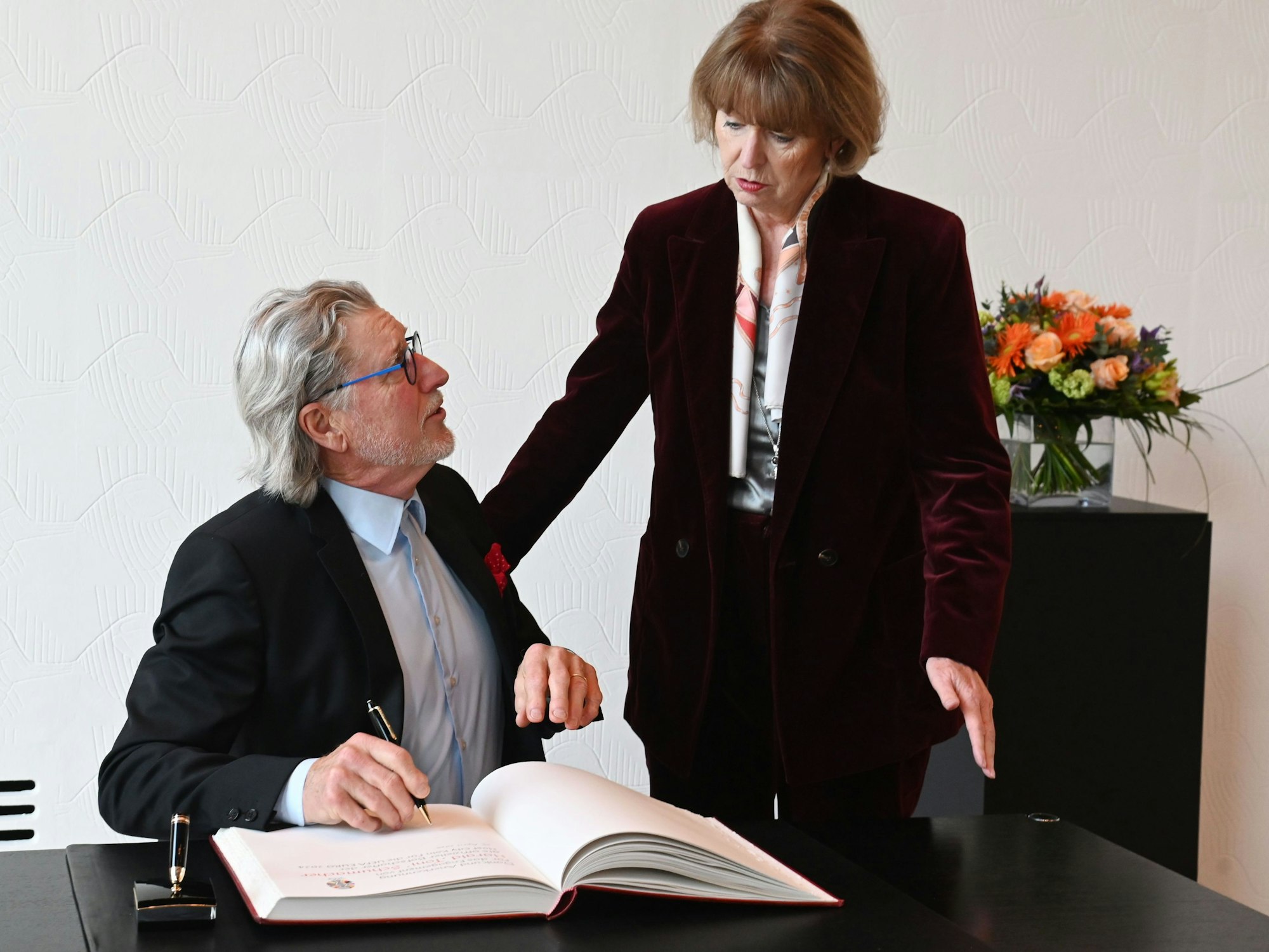 Empfang für den Fußballer Toni Schumacher durch OB Reker.