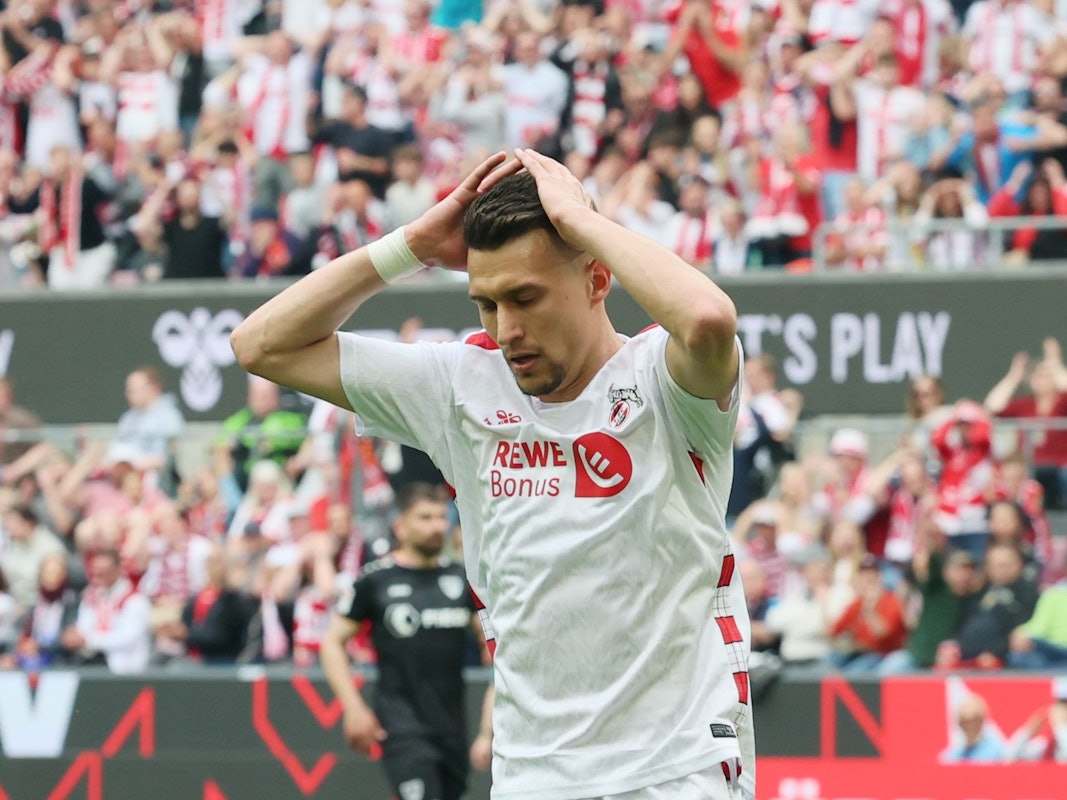 Dejan Ljubicic schlägt die Hände über dem Kopf zusammen.