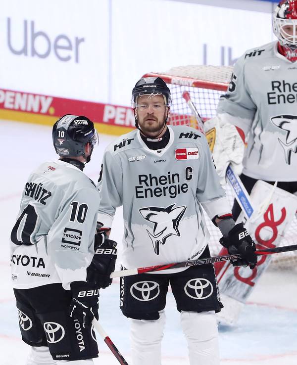 Justin Schütz redet mit Moritz Müller.
