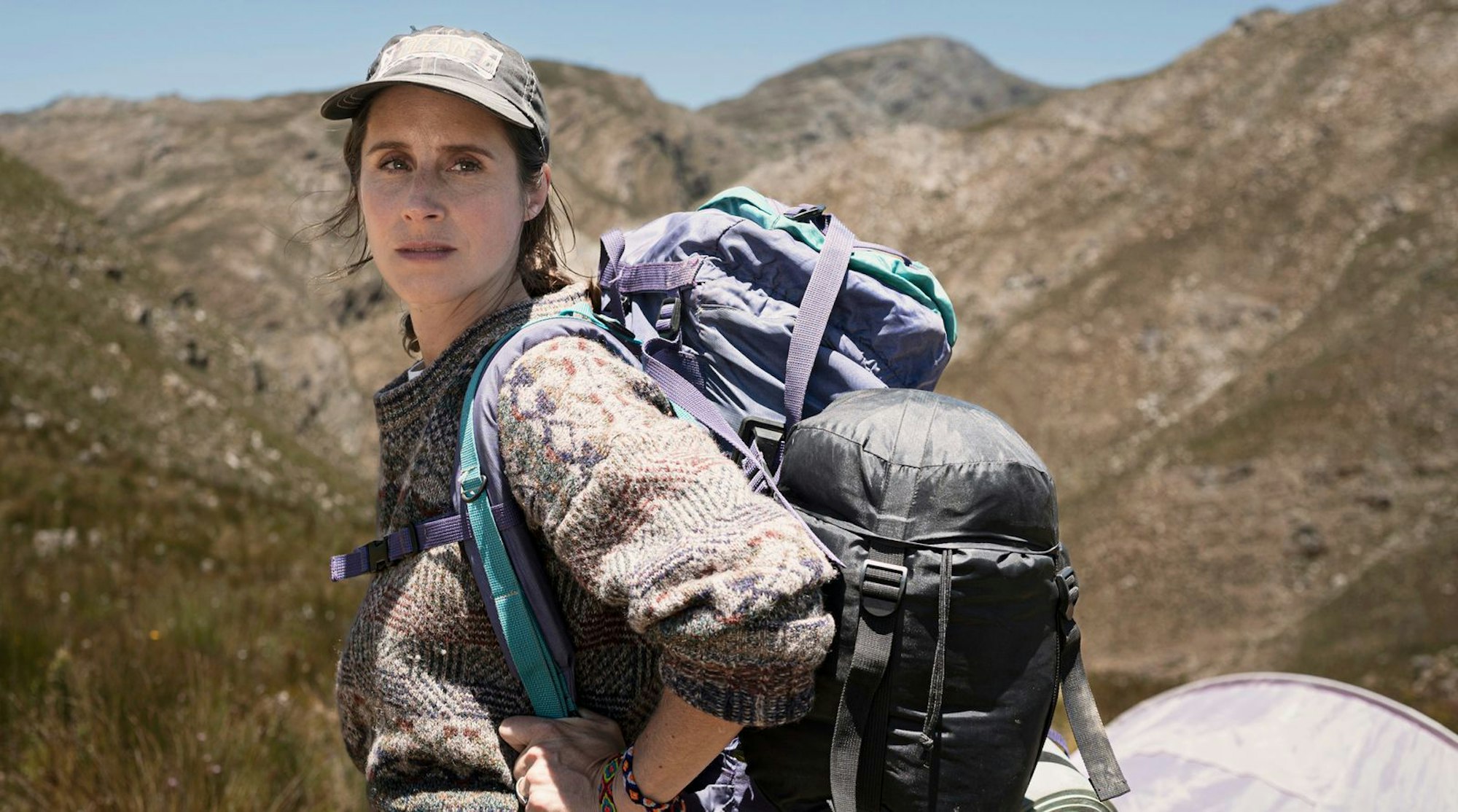 Ursula (Amelie Kiefer) fühlt sich noch fit für die Herausforderungen des Weges, der zum Berg und der Inka-Stätte Machu Picchu führt.
(Bild: ARD Degeto Film/BR/Westside Filmproduktion GmbH/Joe Alblas)
