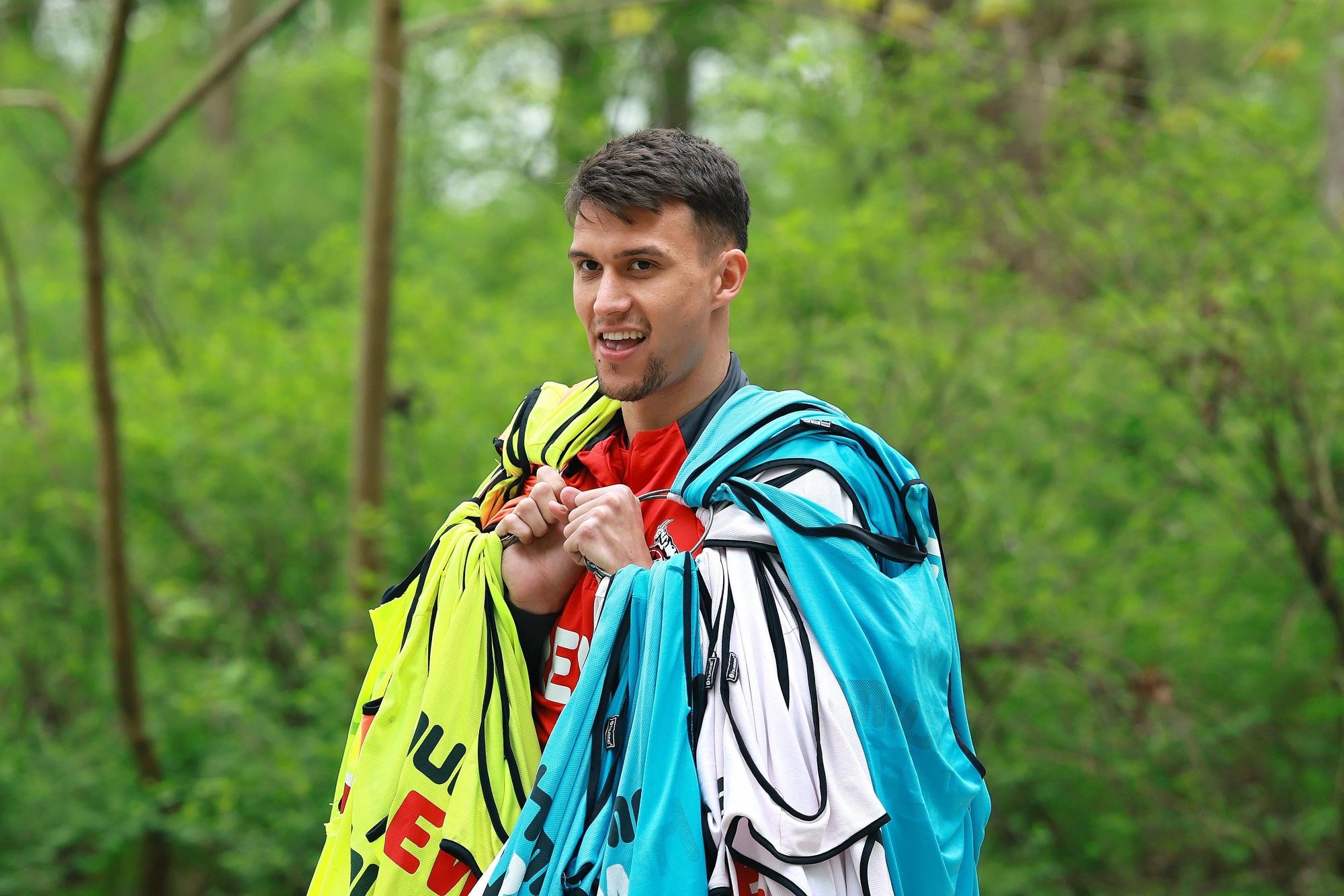 Der ehemalige FC-Profi Dejan Ljubicic am 10. April 2025 auf dem Weg zum Training.