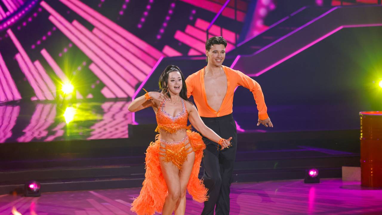 Bei der Samba von Diego Pooth und Malika Dzumaev wurde es nicht nur Moderator Daniel Hartwich heiß.