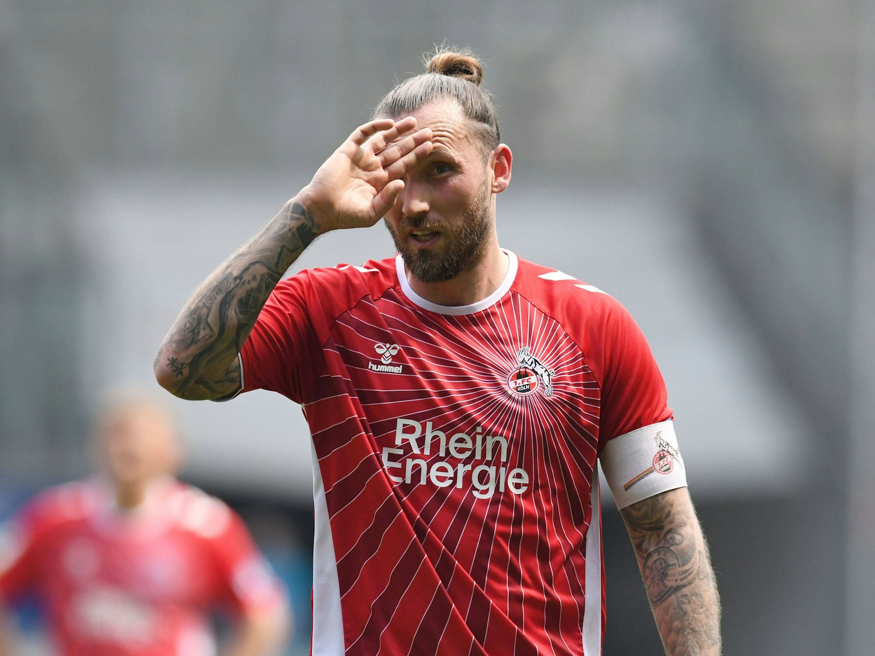 Marco Höger gestikuliert auf dem Platz.