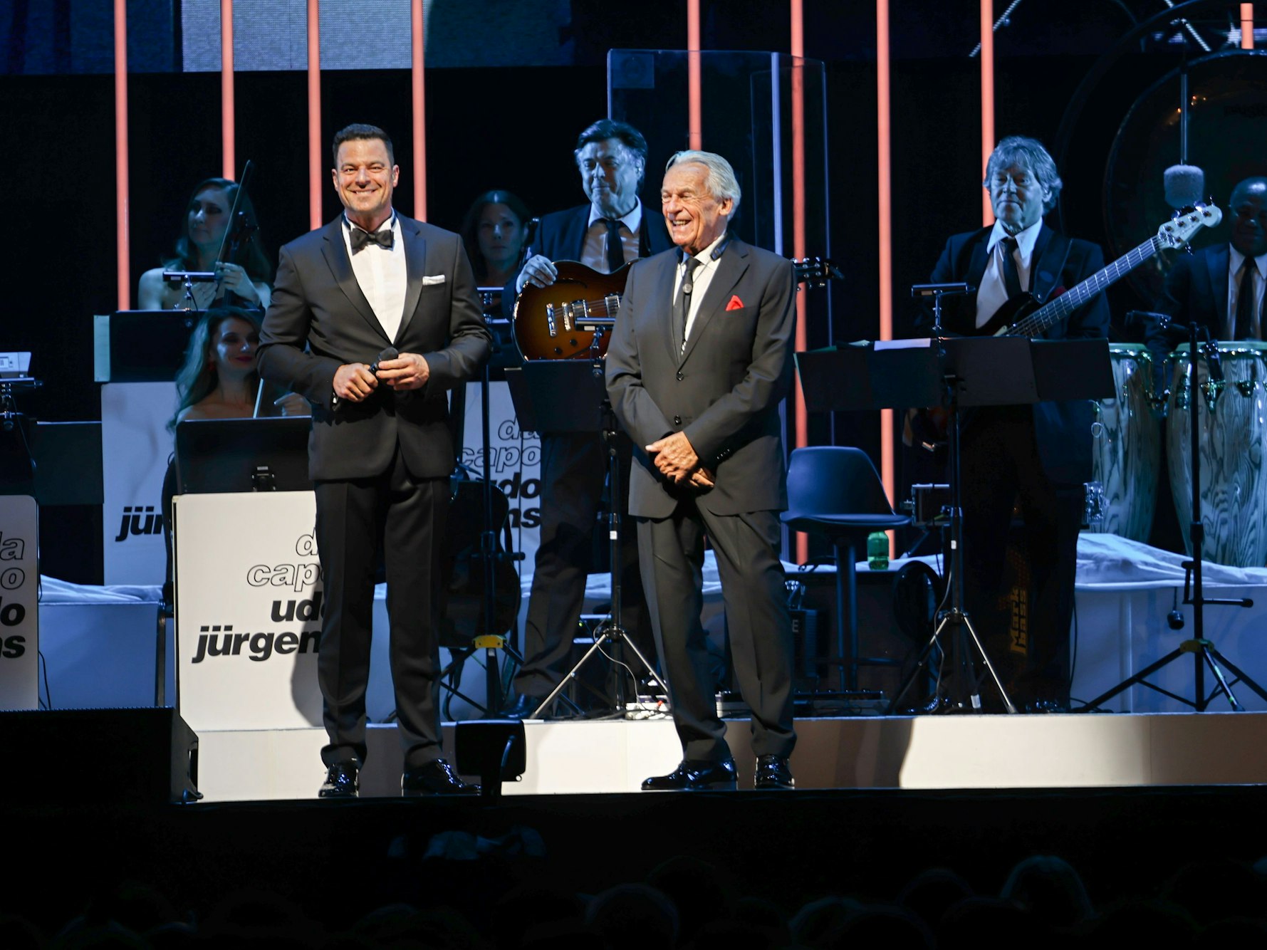 Moderator Tobias Licht spricht mit Pepe Lienhard.