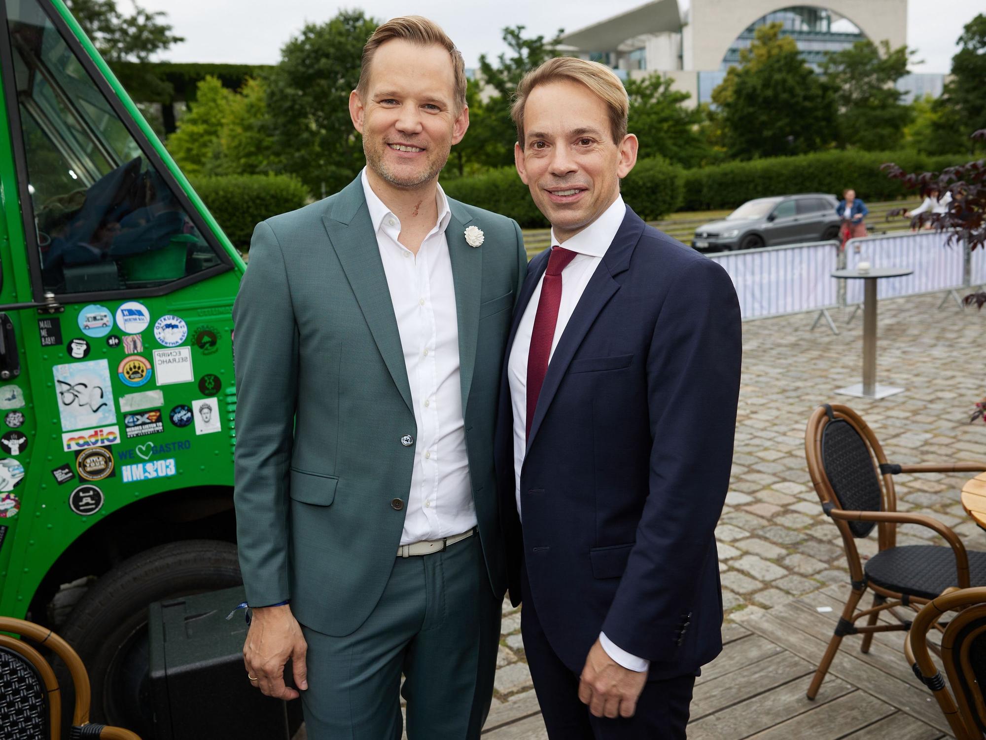 Hendrik Streeck (l) und Ehemann Paul Zubeil 2024