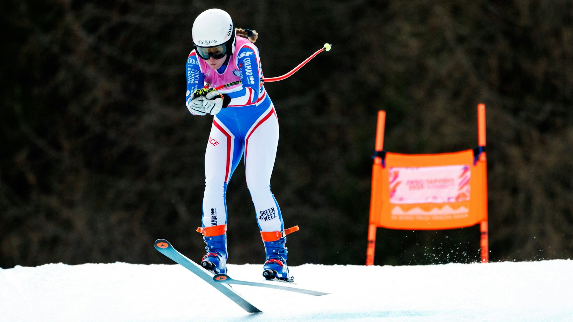 Skifahrerin Margot Simond am 27. Februar 2025 bei der Junioren-WM in Tarvis auf der Piste.