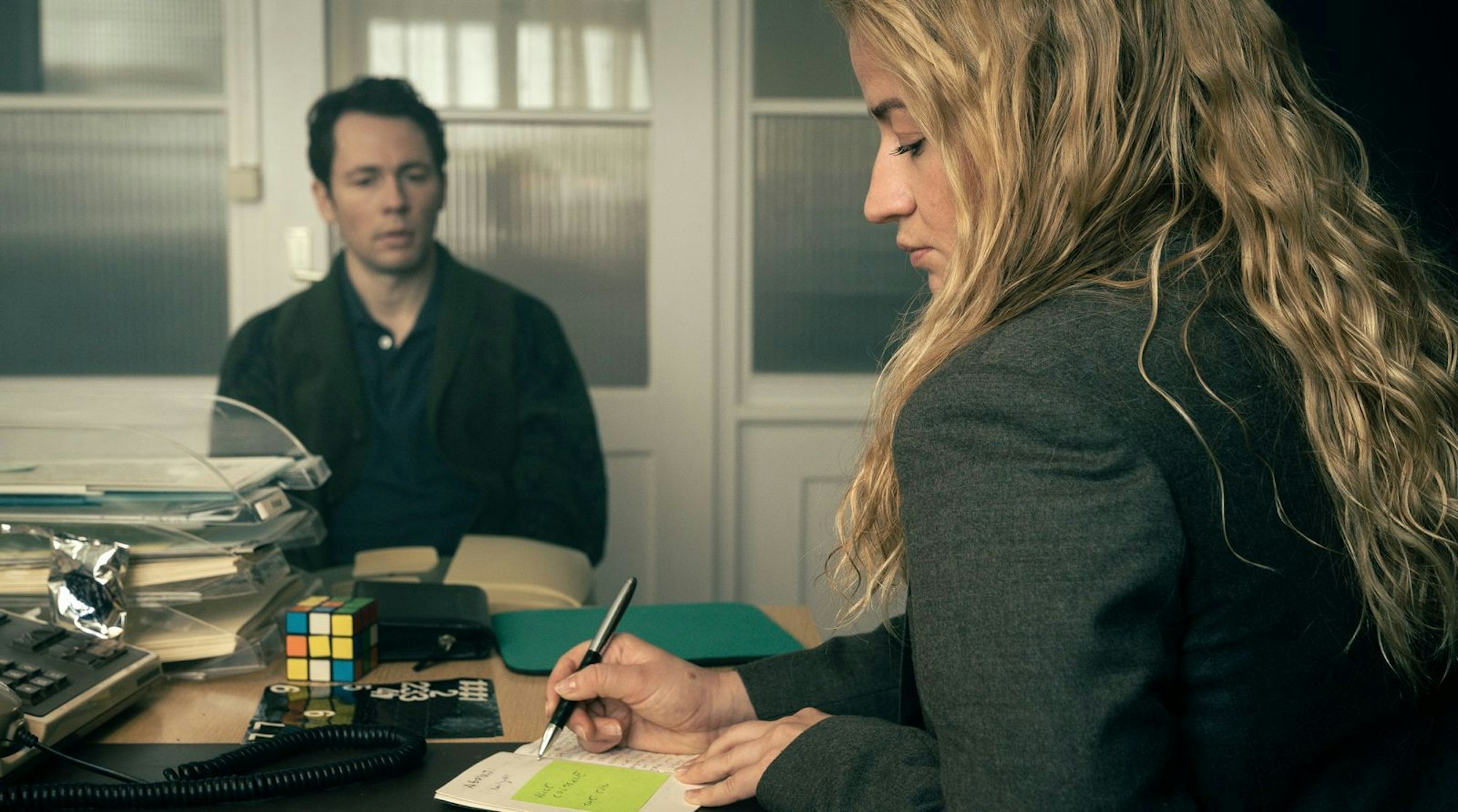 Michael Glück (Daniel Langbein), der Bruder des Mordopfers, macht seine Aussage bei Kommissarin Rita Berg (Nina Gummich). (Bild: ARD Degeto Film/BR/Westside Filmproduktion GmbH/Joe Alblas)