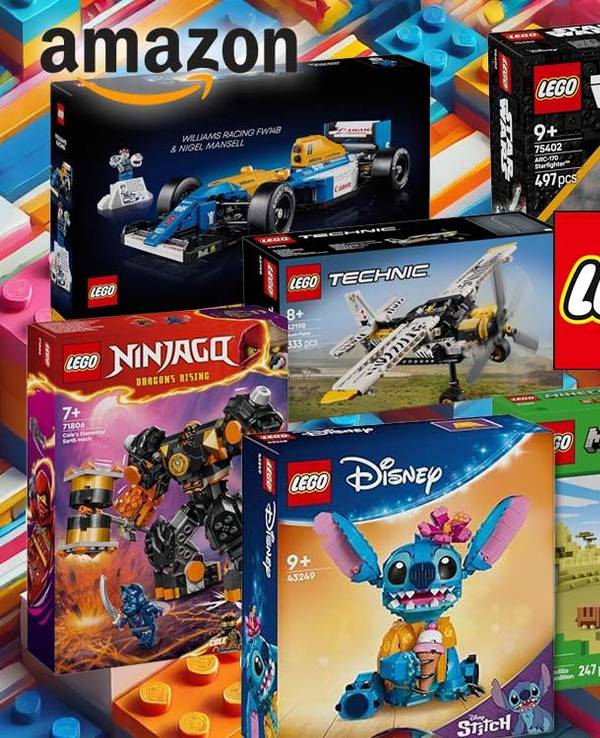 Lego Modelle vor einem Hintergrund aus bunten Legosteinen. Sets von Lego Disney Stitch, Ninjago, Star Wars, Harry Potter Hagrids Hütte, Technik Propellerflugzeug, Minecraft.