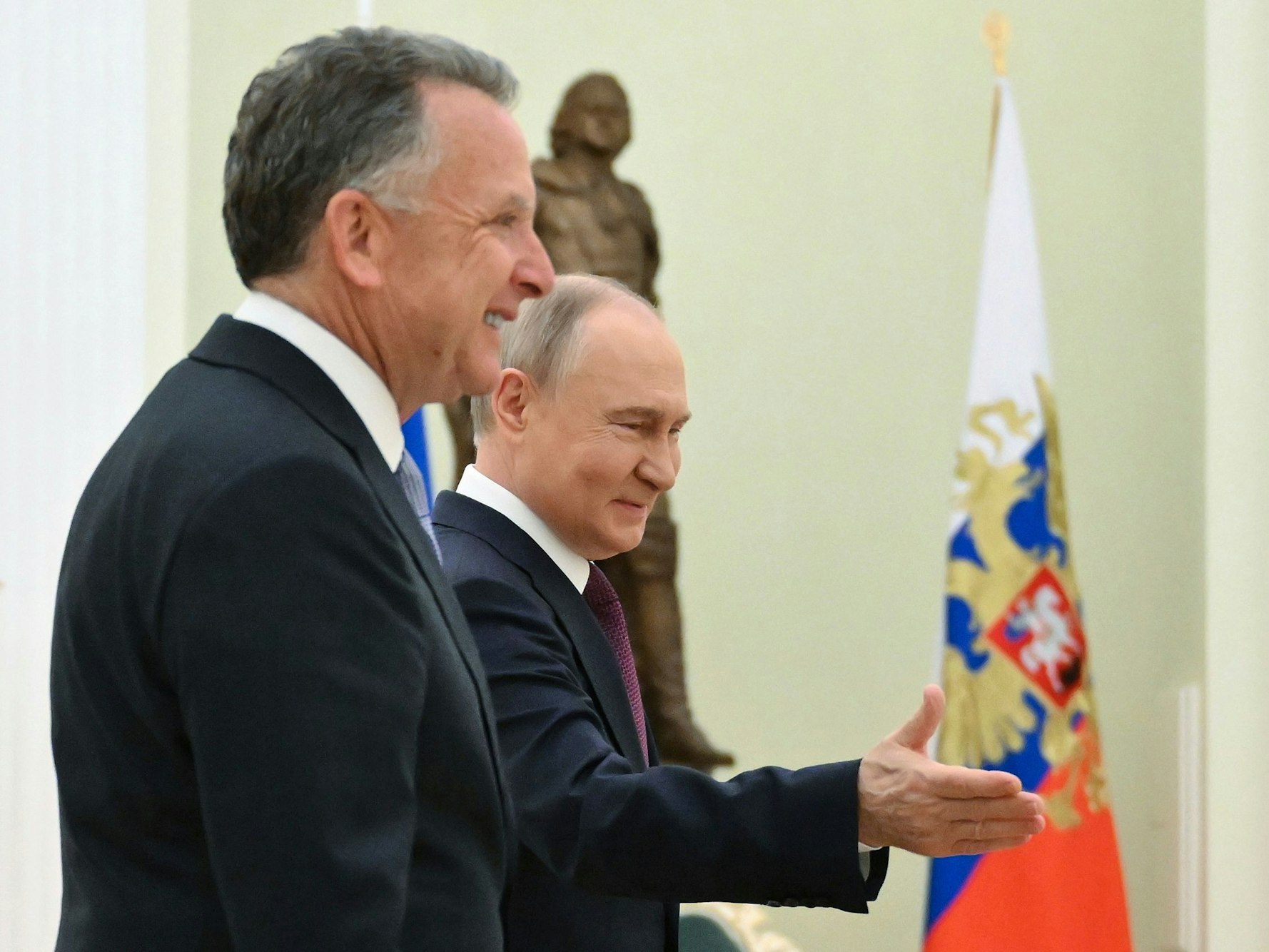 Der russische Präsident Wladimir Putin empfängt am 25. April 2025 den Sondergesandten von US-Präsident Trump, Steve Witkoff (l), zu einem Gespräch im Kreml.