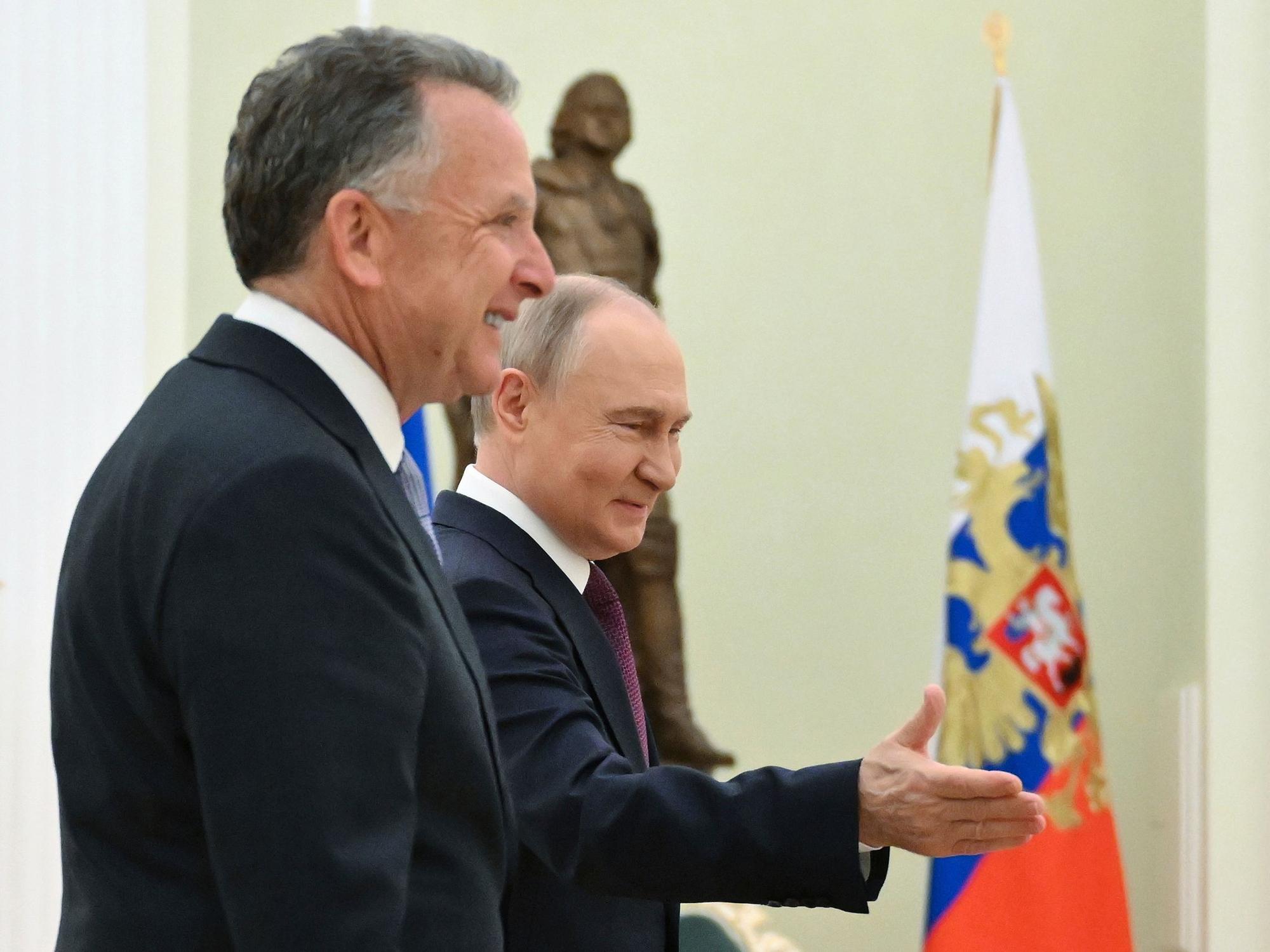 Der russische Präsident Wladimir Putin empfängt am 25. April 2025 den Sondergesandten von US-Präsident Trump, Steve Witkoff (l), zu einem Gespräch im Kreml.