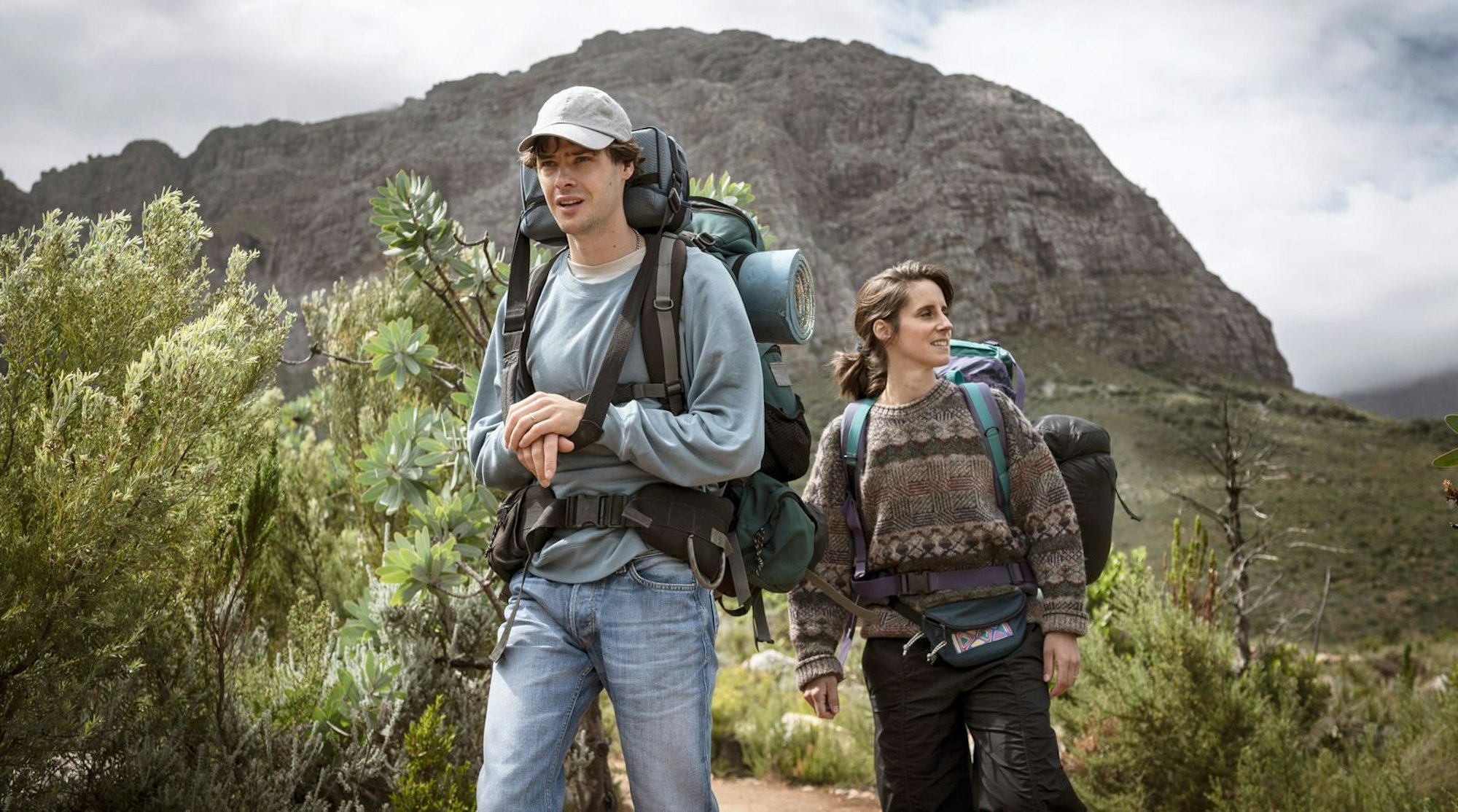 Urlaubsabenteuer 1997: Die Eheleute Ursula (Amelie Kiefer) und Jona (Thomas Prenn) wollen den Inka-Pfad zum Machu Picchu hinauflaufen. (Bild: ARD Degeto Film/BR/Westside Filmproduktion GmbH/Joe Alblas)