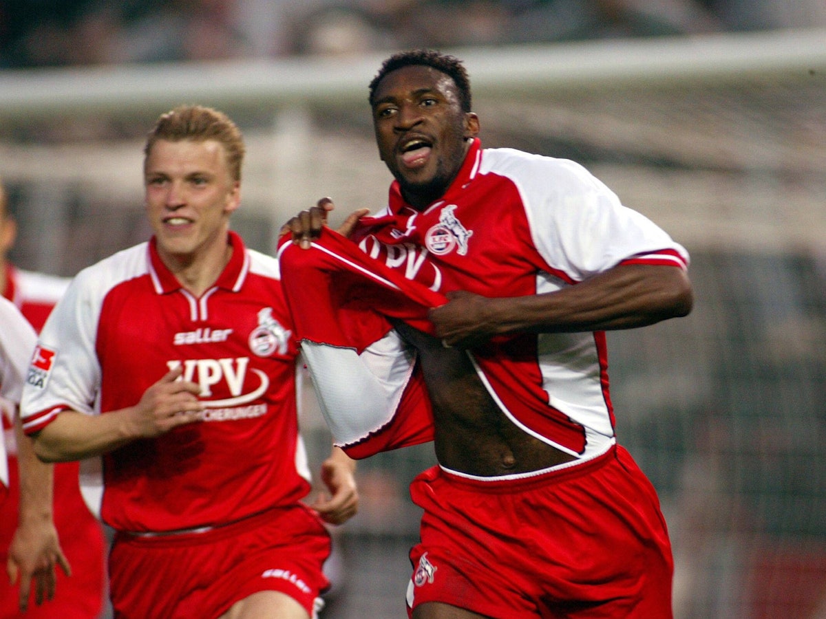 Francis Kioyo jubelt und zieht sich das FC-Trikot aus.