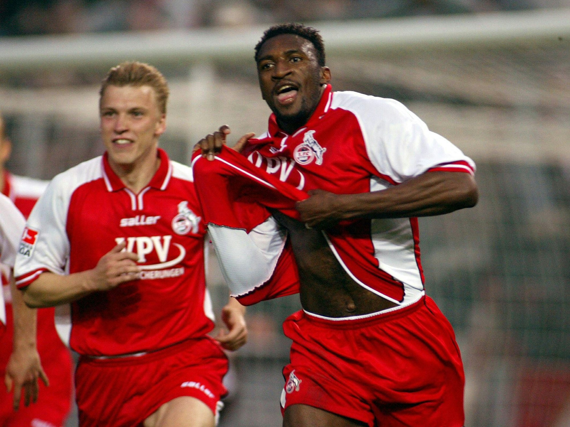 Francis Kioyo jubelt und zieht sich das FC-Trikot aus.