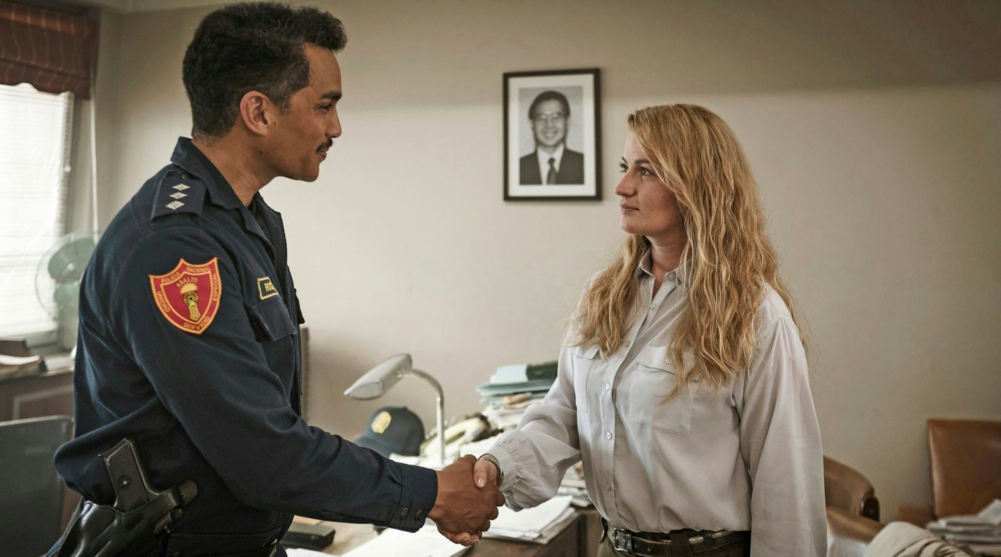 Polizeichef Ignacio Rocas (Ruben Engel) bespricht mit Kommissarin Rita Berg (Nina Gummich) den Fall. Nicht alles an der Zusammenarbeit zwischen deutschen und peruanischen Behörden wirkt transparent. (Bild: ARD Degeto Film/BR/Westside Filmproduktion GmbH/Joe Alblas)