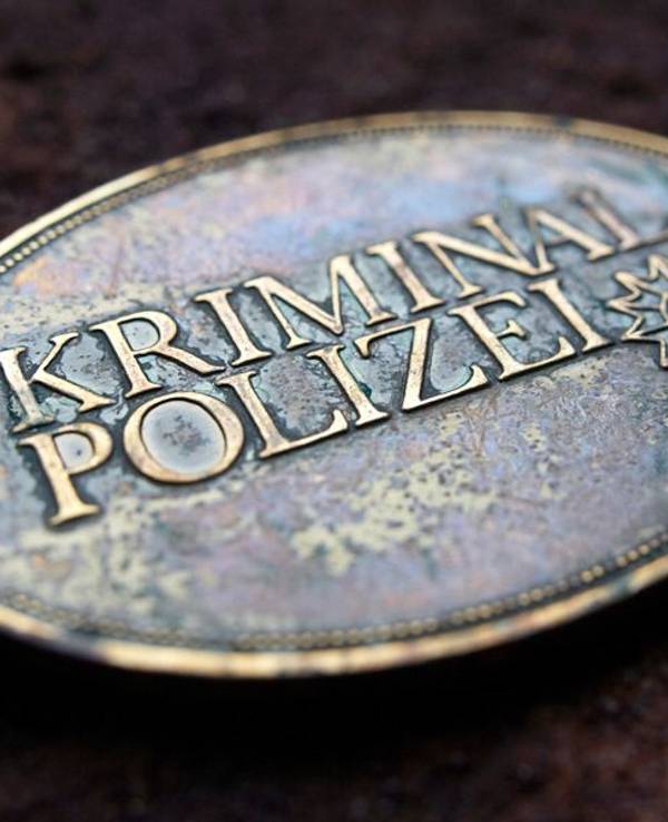 Dienstmarke mit der Aufschrift 'KRIMINAL POLIZEI' im Fall eines schweren Raubüberfalls in einer Wohnung in Ratingen