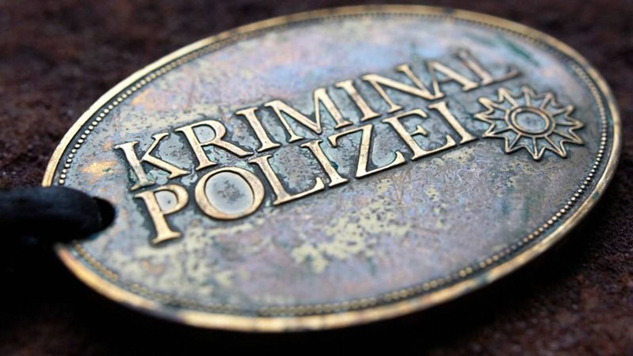 Dienstmarke mit der Aufschrift 'KRIMINAL POLIZEI' im Fall eines schweren Raubüberfalls in einer Wohnung in Ratingen