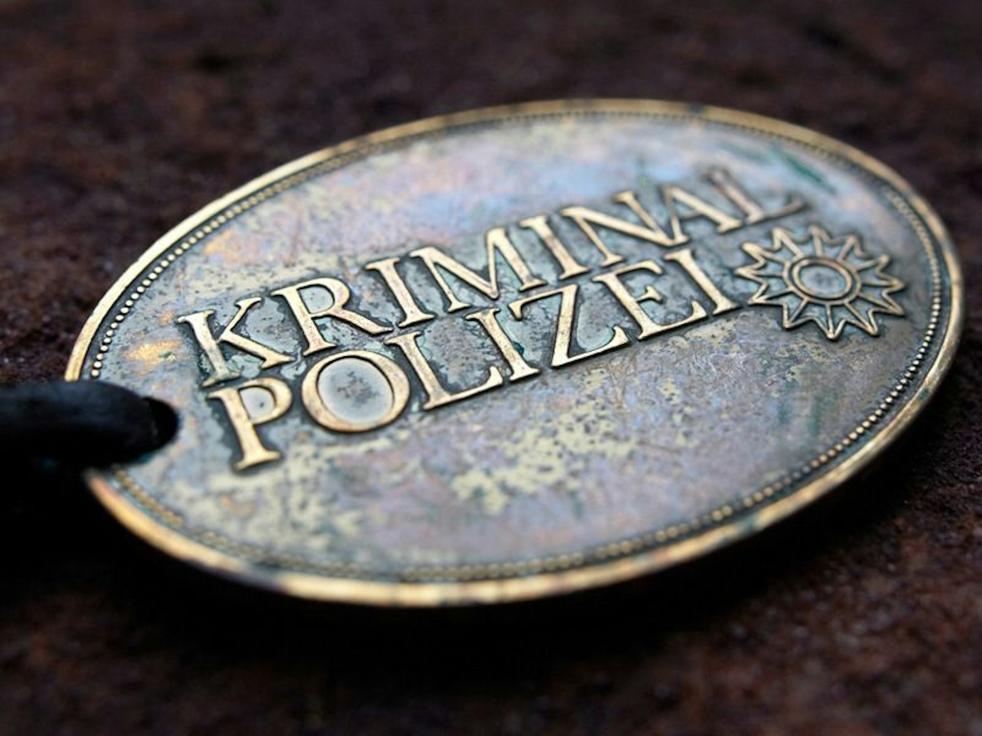 Dienstmarke mit der Aufschrift 'KRIMINAL POLIZEI' im Fall eines schweren Raubüberfalls in einer Wohnung in Ratingen