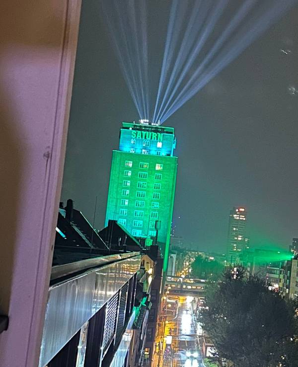 Wie ein Leuchtturm – das Hansahochhaus in Köln strahlt am Donnerstagabend (24. April 2025).